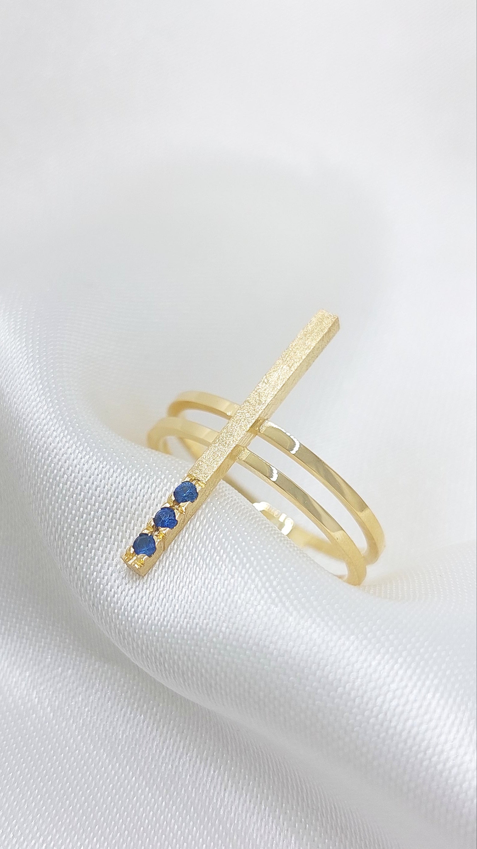 18k Linear Sapphire ring
