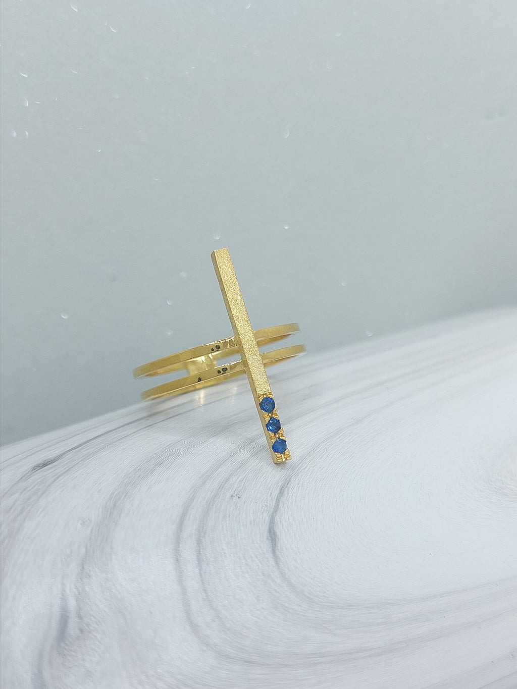 18k Linear Sapphire ring