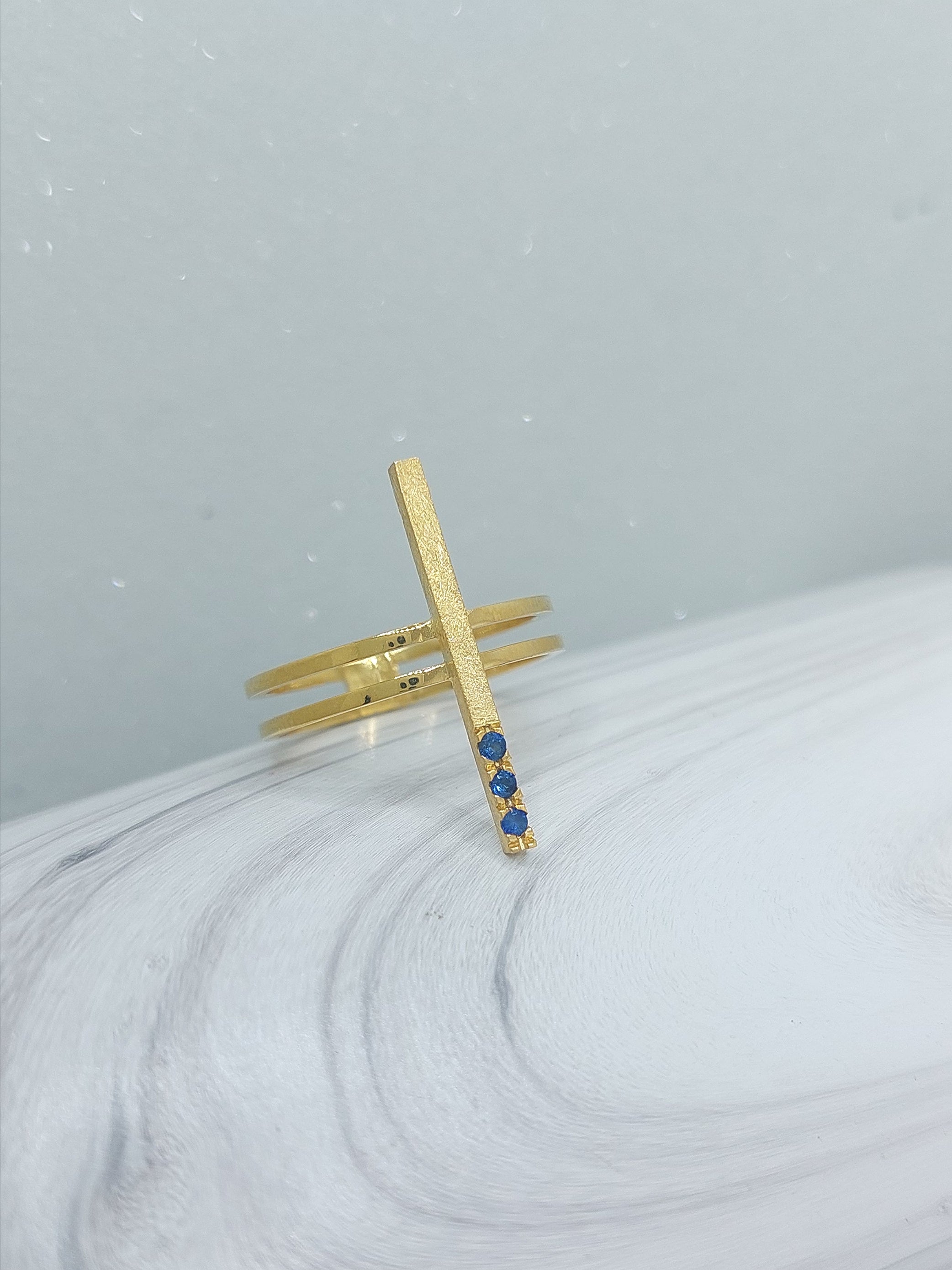 18k Linear Sapphire ring